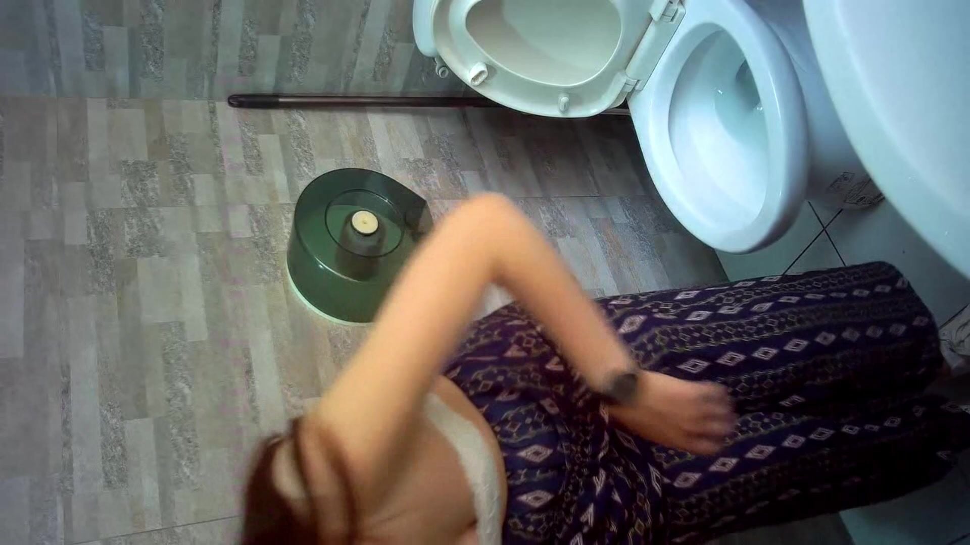seri đặt cam quay lén nhà vệ sinh nữ em nào đít cũng to lồn múp - phần 18